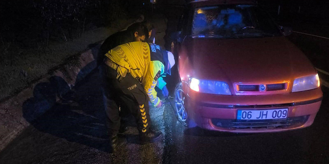  Çaresiz kalan sürücünün imdadına jandarma yetişti