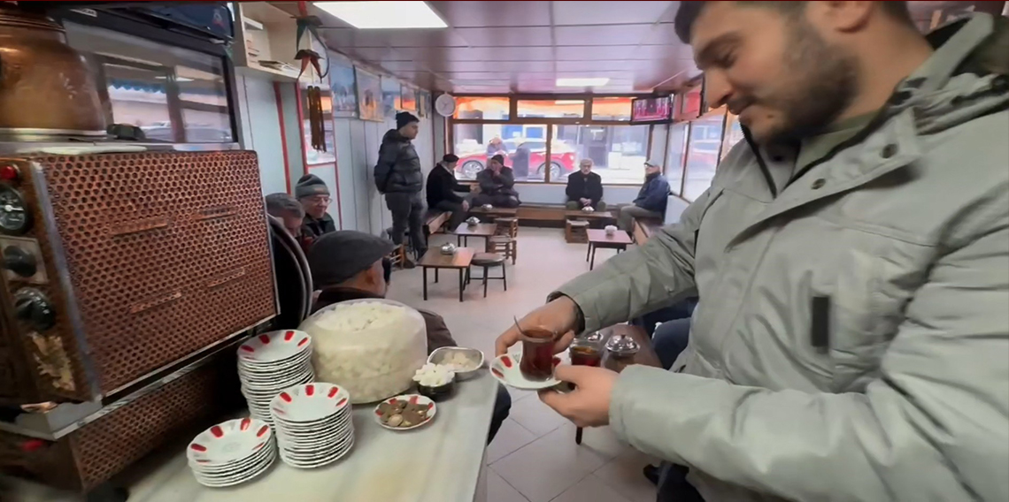  Ferdi Tayfur hayranı muhtar herkese ücretsiz Rize çayı dağıttı