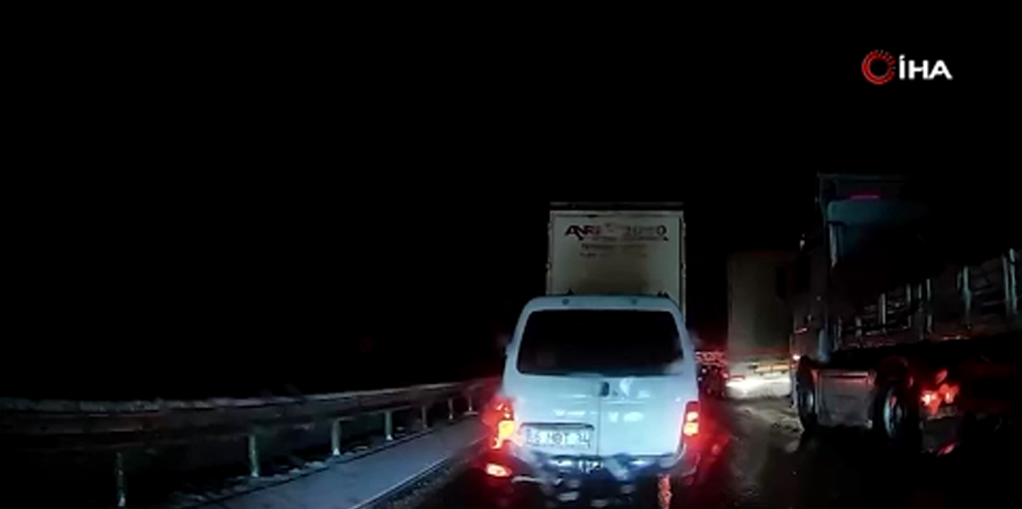 Kamyonet zincirleme kazaya neden oldu... O anlar kamerada