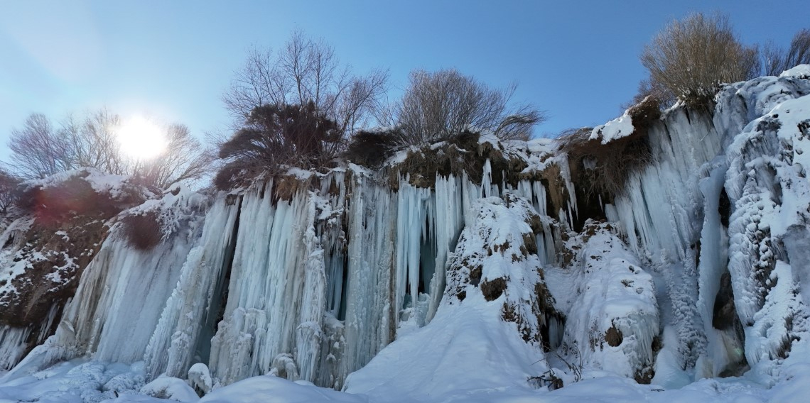 Erzincan buz kesti! 2 metreyi aşan buz sarkıtları oluştu