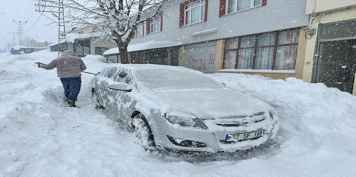  180 santimetrelik karın altında kalan araçlarını güçlükle çıkarttılar