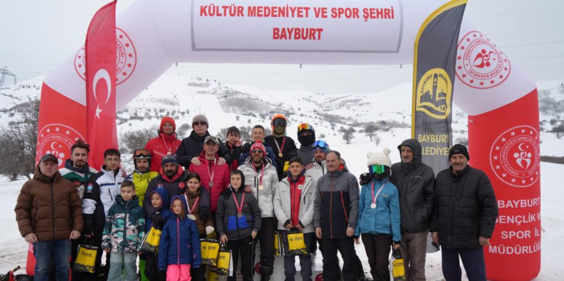 Bayburt’un 108. Kurtuluş Yılında Kop Kayak Merkezi’nde Nefes Kesen Kayak Kupası