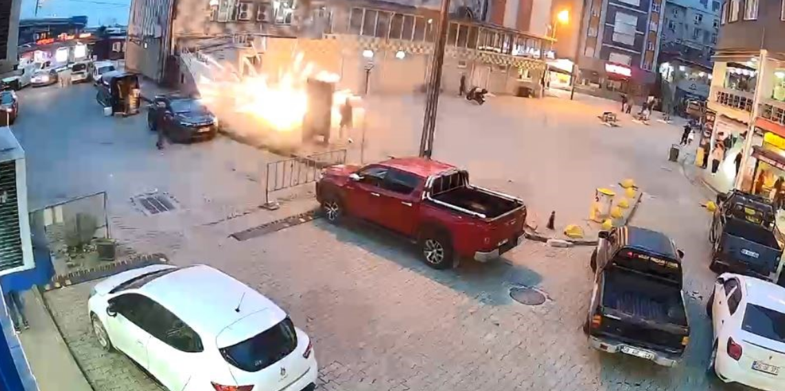 Hopa’da Cami Önünde Havai Fişek Paniği