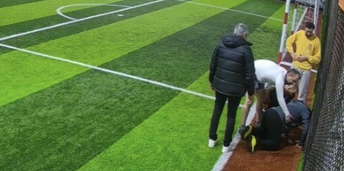 Halı Sahada Kalp Krizi Geçiren Aşçı Hayatını Kaybetti, O Anlar Kamerada