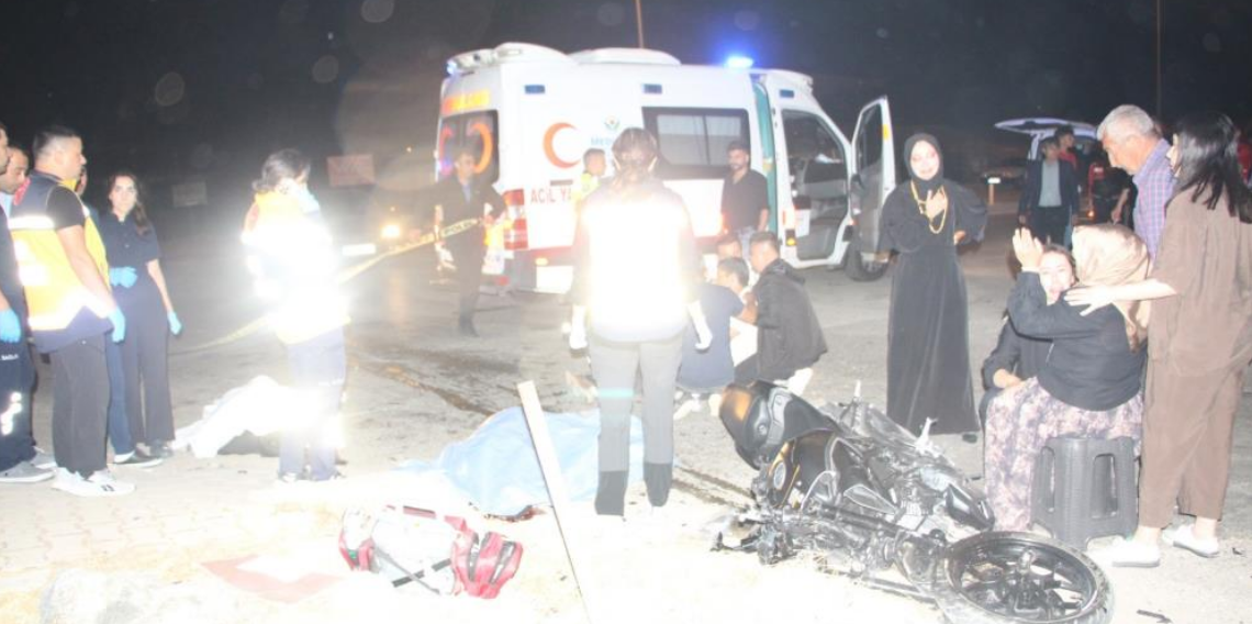 Çöp kamyonuyla çarpışan motosikletteki 2 genç hayatını kaybetti