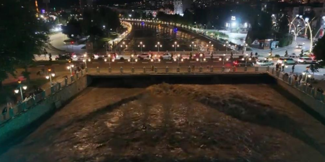 Yeşilırmak’ta su seviyesi yükseldi: Vatandaşlar tehlikeye rağmen köprüye akın etti