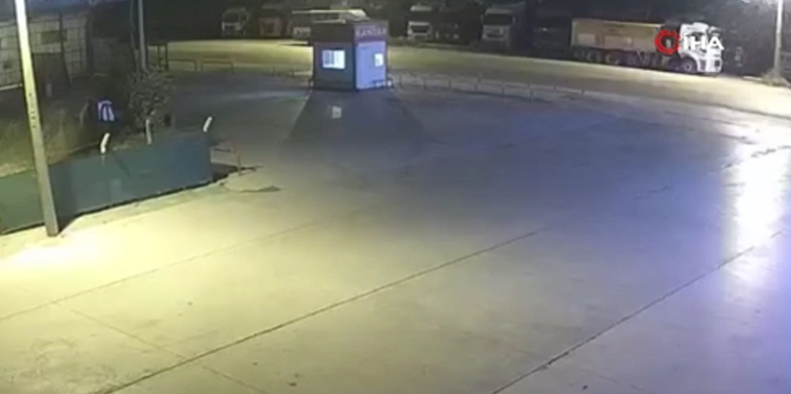 Otomobilin kamyona çarptığı feci kaza kamerada: 3 ölü, 1 yaralı