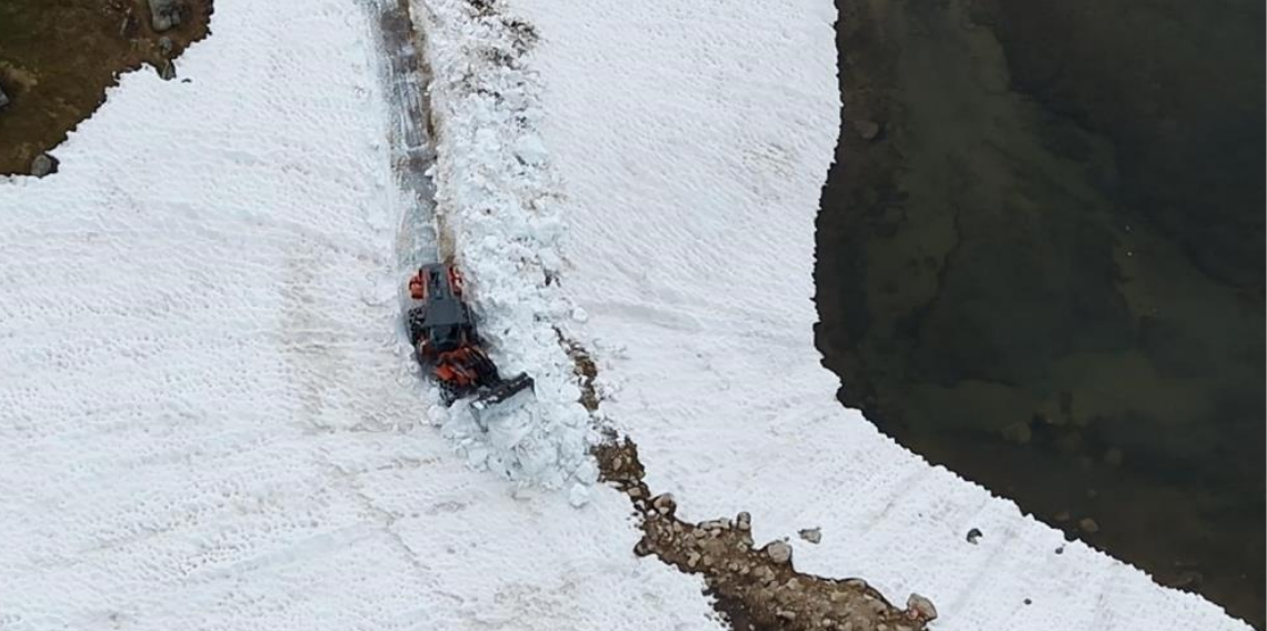 Rize'nin yayla yollarında kar temizleme çalışması devam ediyor