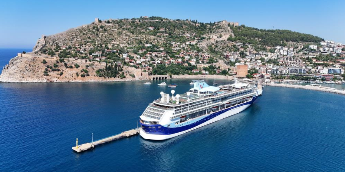 Alanya'ya dev kruvaziyerle 1.749 turist geldi! Turizm sezonuna hareketlilik kattı