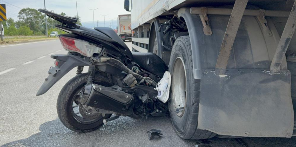 Motosiklet kamyonun tekerleri arasına ok gibi saplandı!