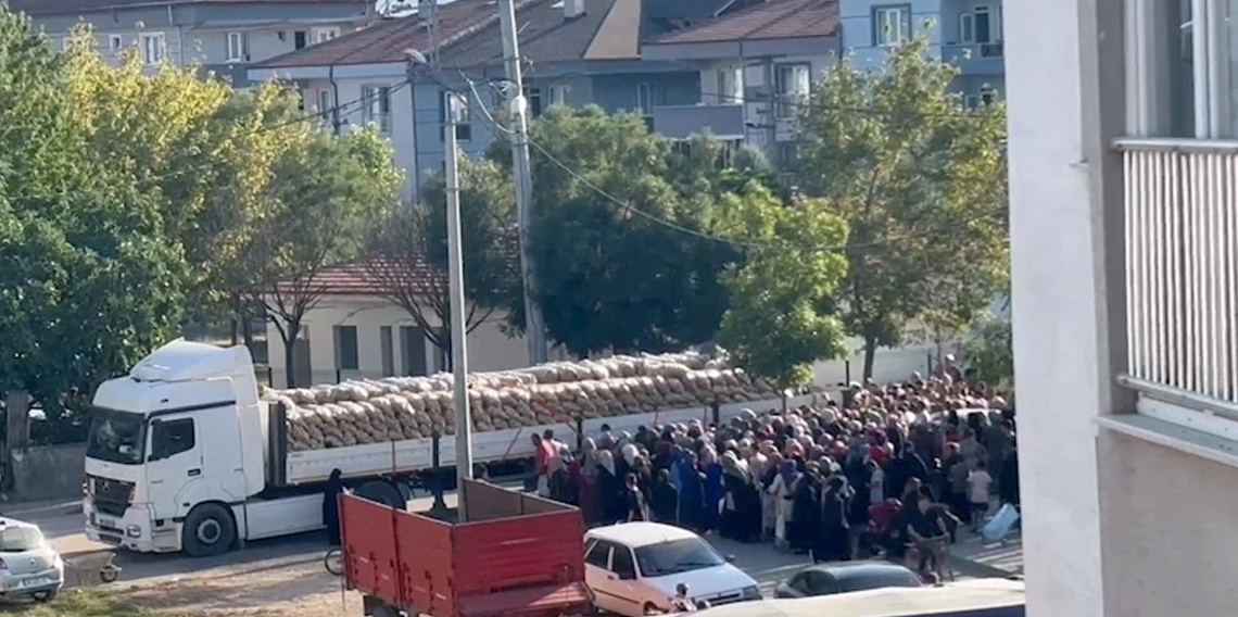Bir hayırsever 30 ton patatesi ücretsiz dağıttı