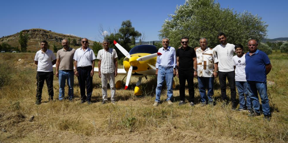 Annesine verdiği sözü tuttu, köyüne uçakla geldi