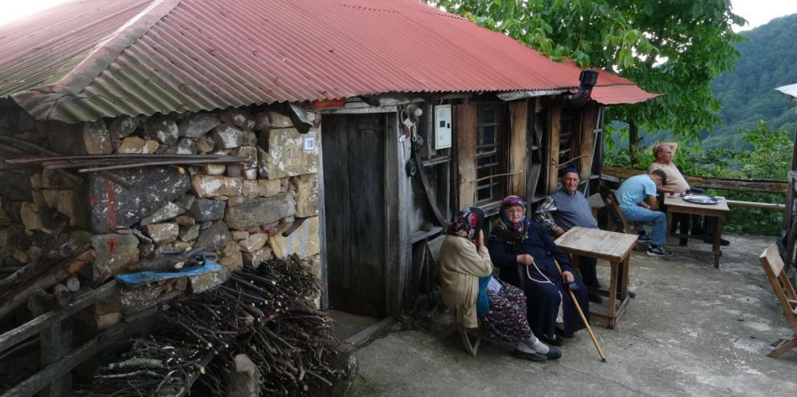 Giresun'da yayla yolundaki 70 yıllık kahvehane zamana direniyor