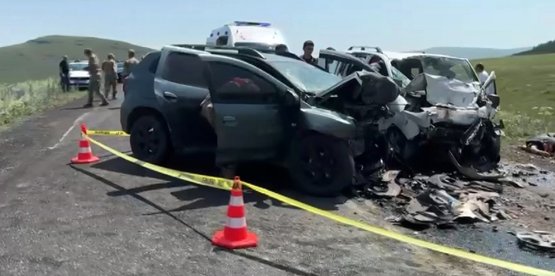 Ardahan'da Feci Trafik Kazası! İki Araç Kafa Kafaya Çarpıştı