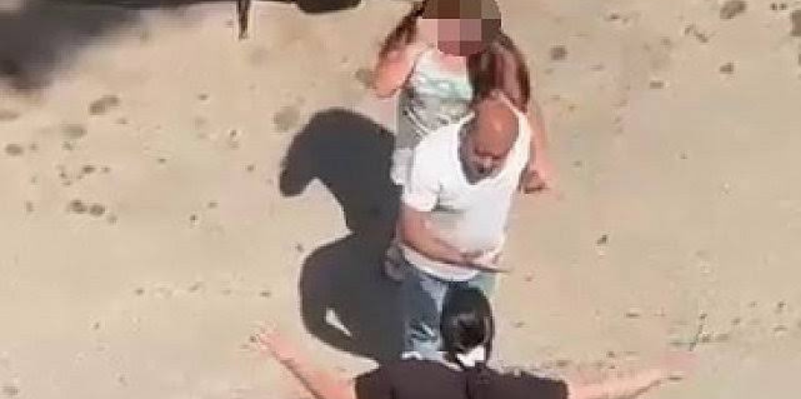Kızını bıçakla kovaladı, o anlar kamerada