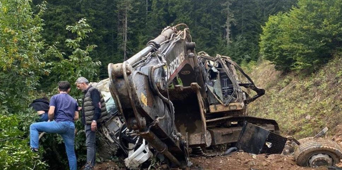 Artvin’de iş makinesi yüklü kamyon uçuruma yuvarlandı: 2 ölü