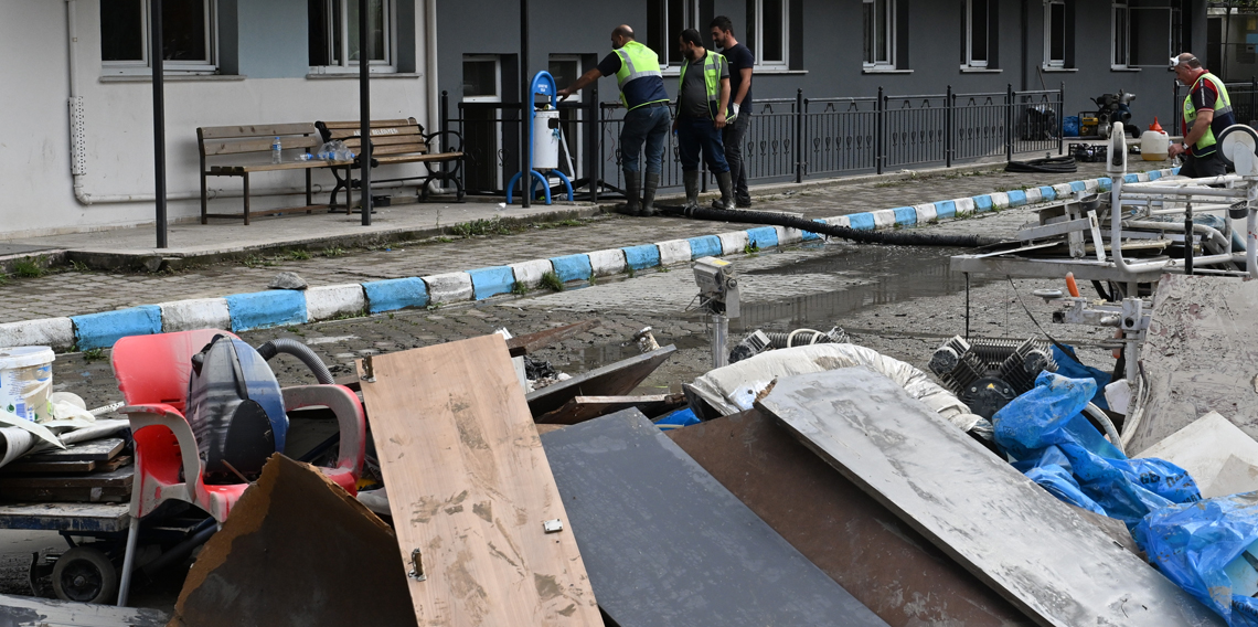 Trabzon'da taşkından etkilenen devlet hastanesinde hummalı çalışma