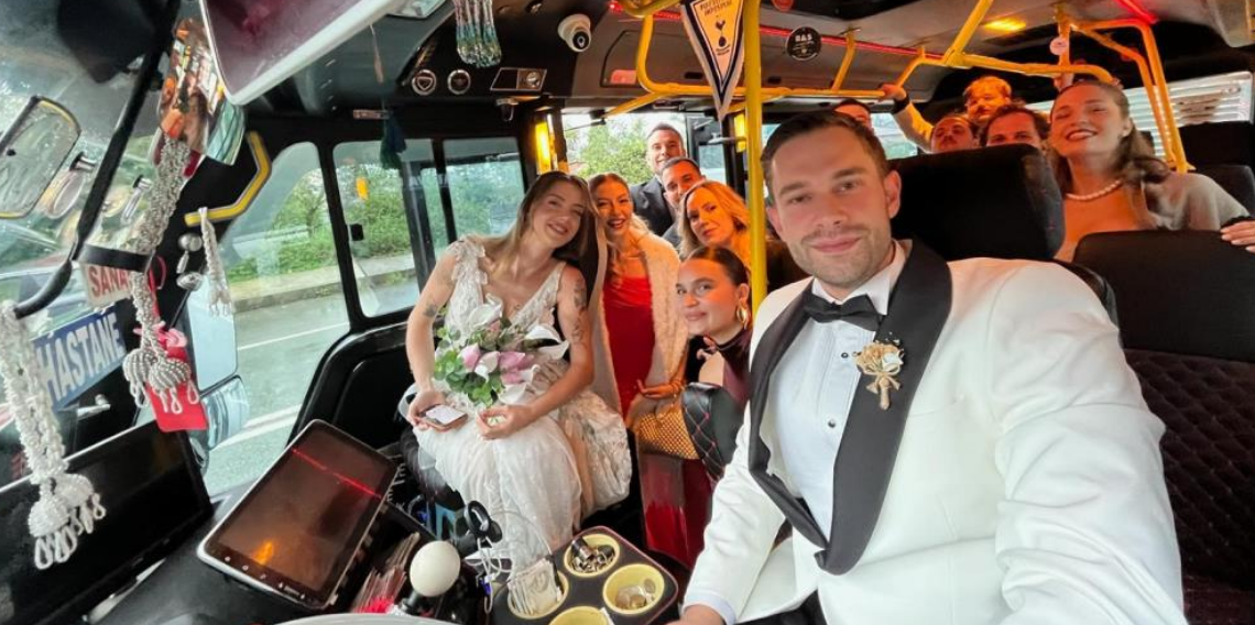 Rize'de gelin damat şehir içi minibüsle düğün salonuna gitti