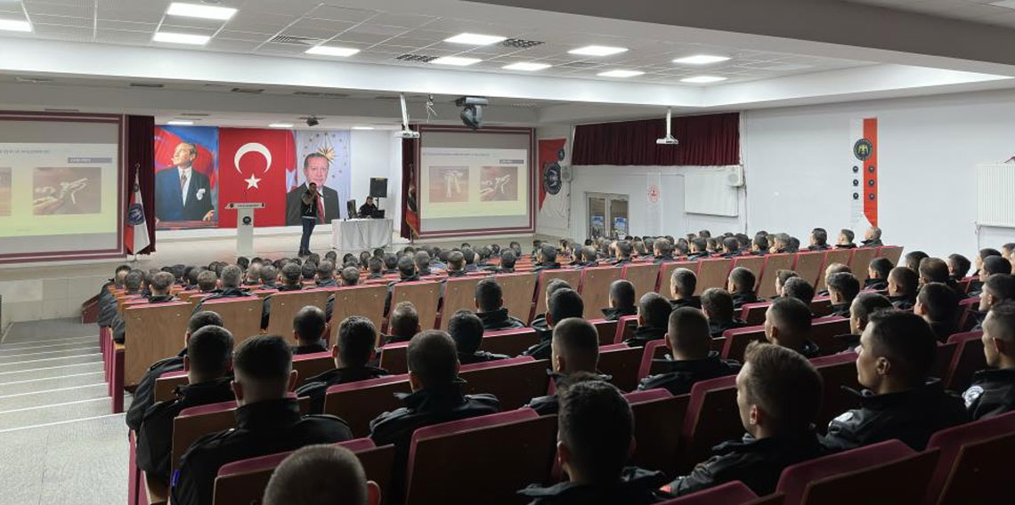 Bayburt Emniyeti uyuşturucuyla mücadele konularında eğitimler vererek vatandaşı bilgilendiriyor