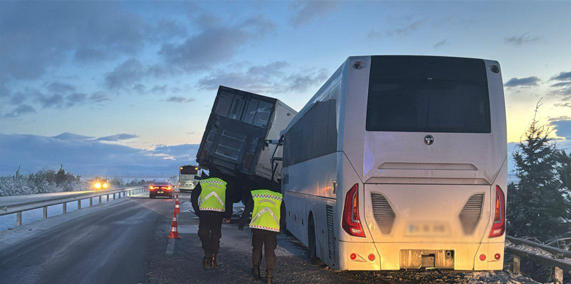 Afyonkarahisar'da zincirleme trafik kazası: 30 yaralı