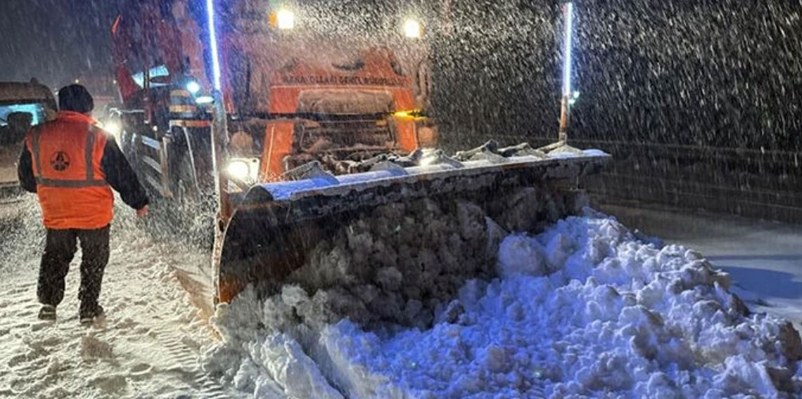 Ilgaz Dağı geçidinde kar yağışı nedeniyle yol ulaşıma kapandı