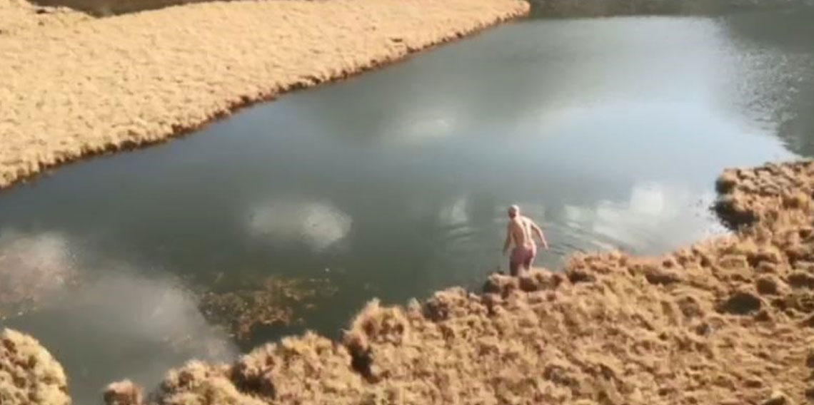 Artvin’de Giresunlu bir dağcı Arsiyan Yaylasında buz gibi gölde yüzdü