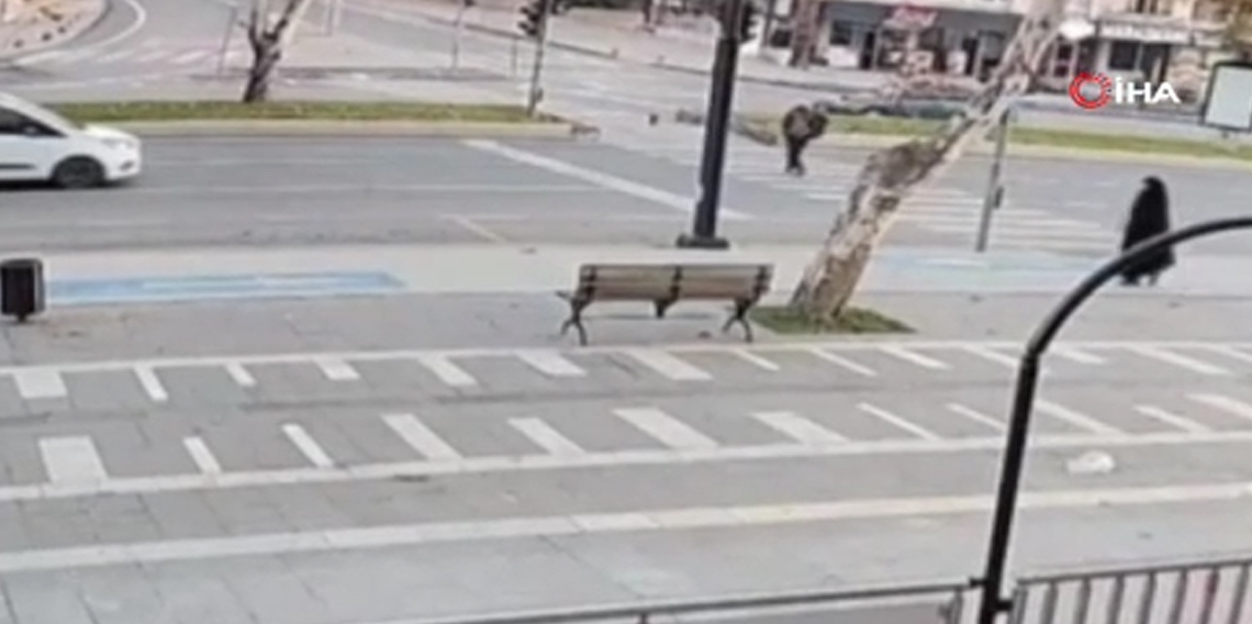 Yolun karşısına geçmeye çalışan yayaya otomobil çarptı