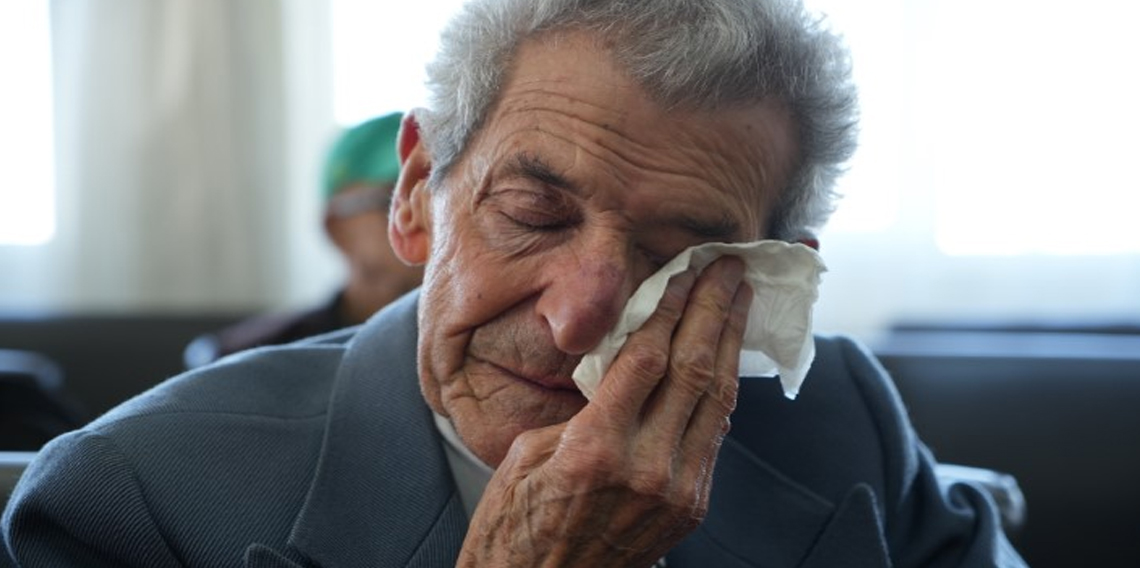 Huzurevinde öğrencilerden emekli öğretmenlere gönülleri ısıtan sürpriz