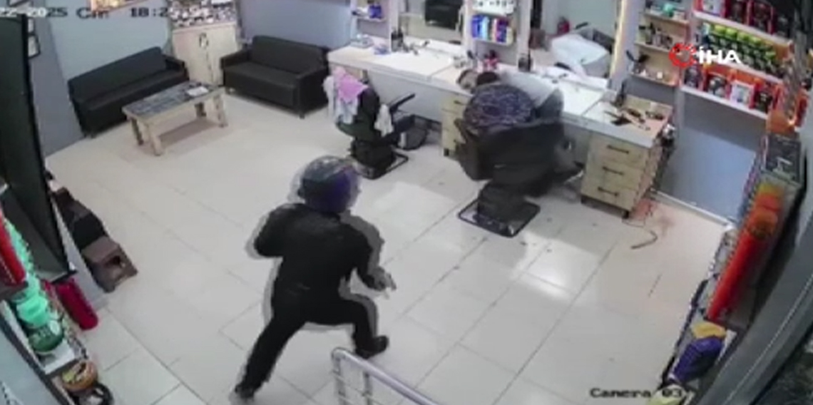 Berber dükkanına silahlı saldırı: O anlar kamerada