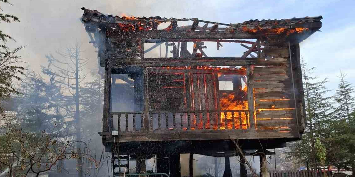 Ankara’da 200 yıllık serender kül oldu