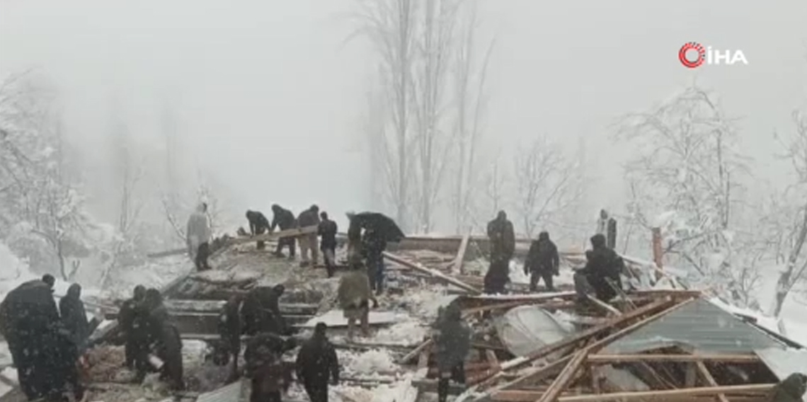 Pakistan'da kar yağışı felakete dönüştü: 11 ölü