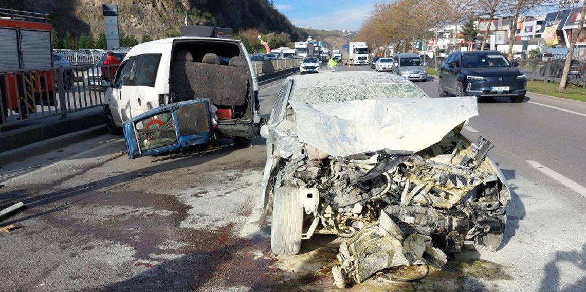 Samsun'da otomobil, lastiği patlayan hafif ticari araca arkadan çarptı: 1 yaralı