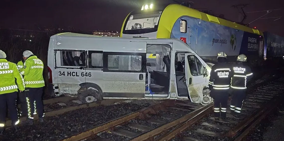 Tekirdağ'da tren minibüse çarptı, 4 kişi yaralandı