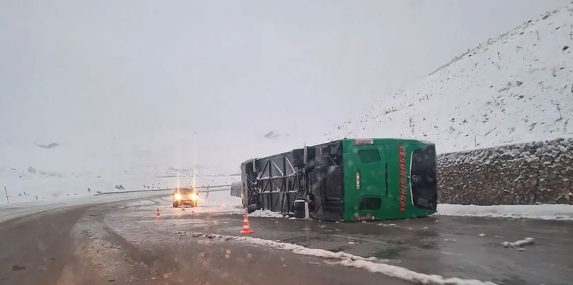 Bingöl'de yolcu otobüsü devrildi: Ölü ve yaralılar var