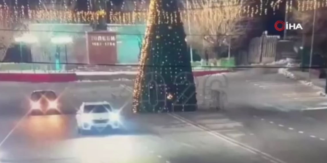 Kazakistan’da drift yapan sürücü 12 metrelik yılbaşı ağacı devirdi