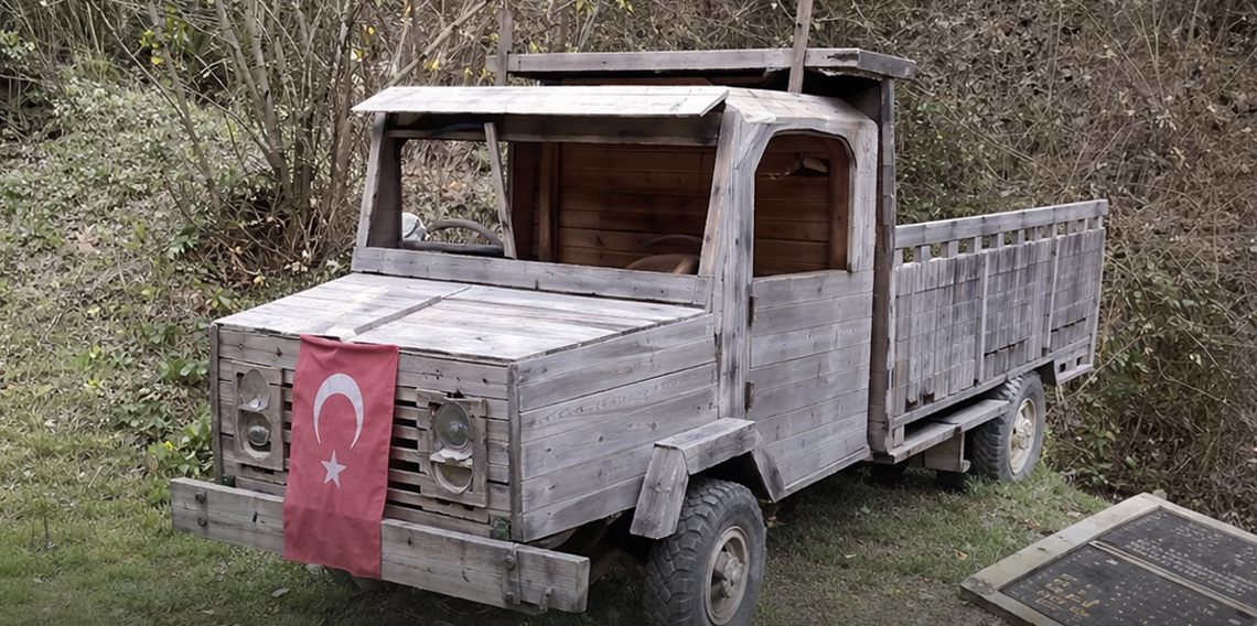 Trabzon’da “Ahşap Kamyonet” Şaşkınlık Yarattı! Gören Dönüp Bir Daha Bakıyor