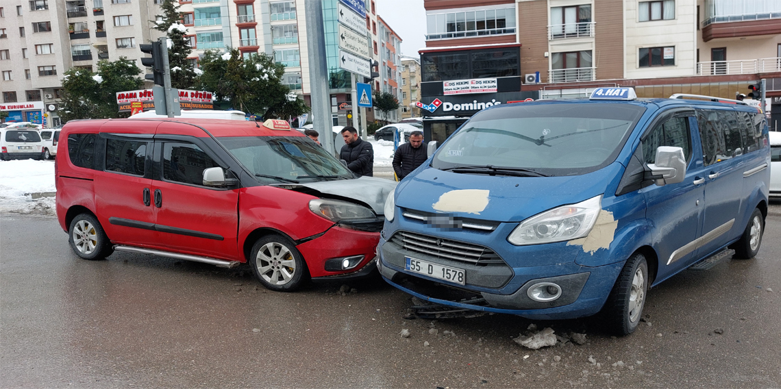 Samsun'da iki dolmuş çarpıştı