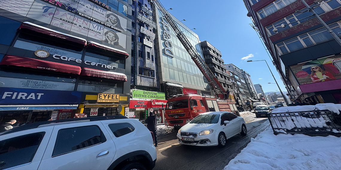 Tehlike oluşturan kar kütleleri temizlendi