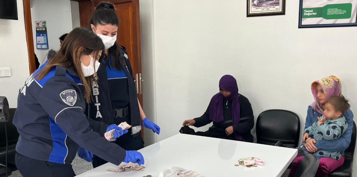 Zabıtayı gören dilencinin canı sıcak tahin istedi, diğerinin zulası çorabı çıktı