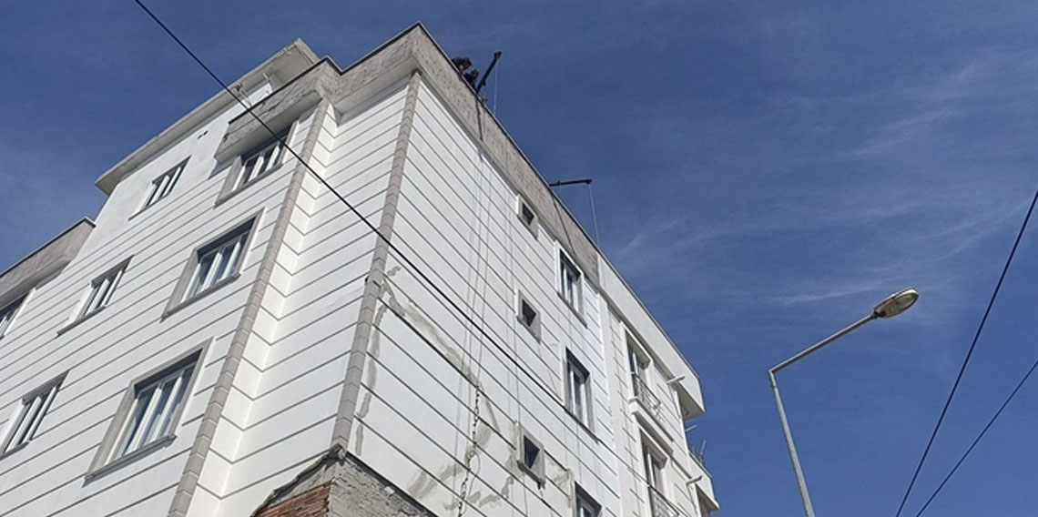 Adıyaman'da inşaatta çöken iskeleden düşen 2 işçi ağır yaralandı