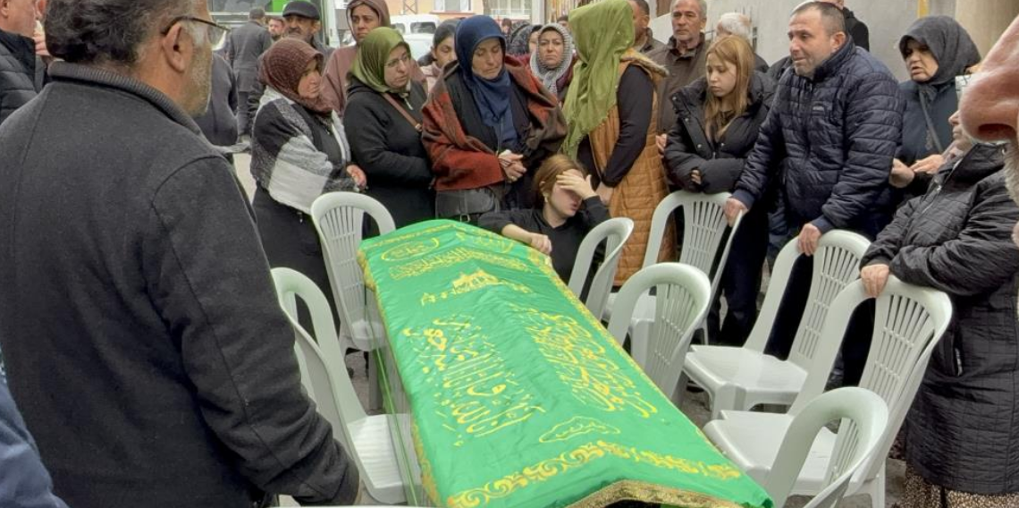 Samsun’da eniştesi tarafından öldürülen 2 çocuk annesi için evinin önünde helallik alındı