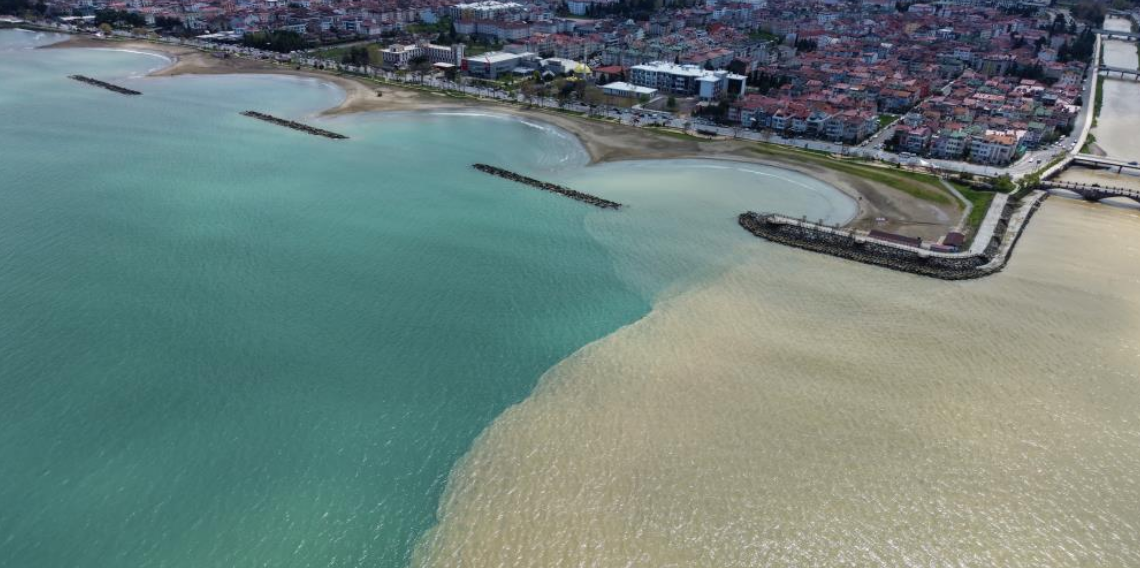 Karadeniz'in rengi kahverengiye döndü