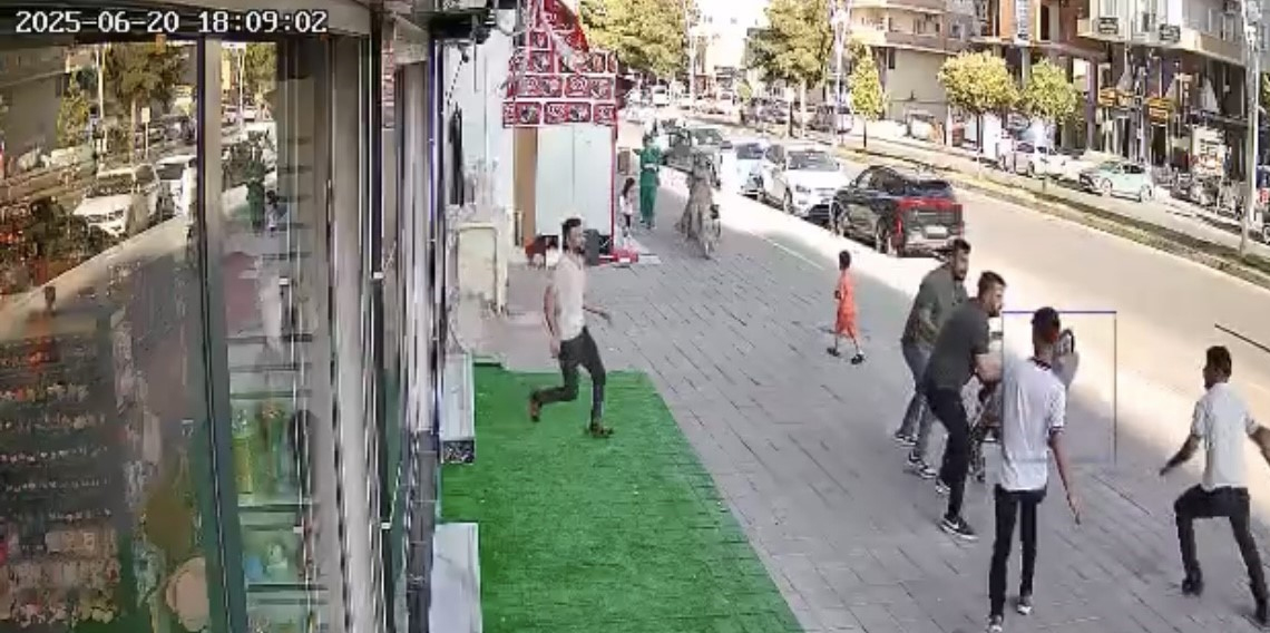 Kavgada yere düşen kişiye minibüs çarptı