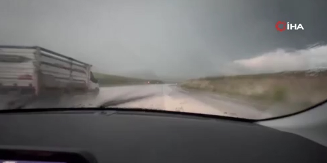 Meteoroloji uyarmıştı: Kars’ta dolu yağışı yolları beyaza bürüdü