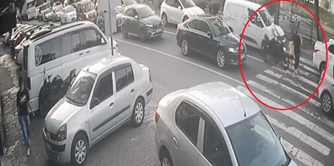 Motosiklet sürücüsü yaya geçidindeki kadına çarptı: 2 yaralı