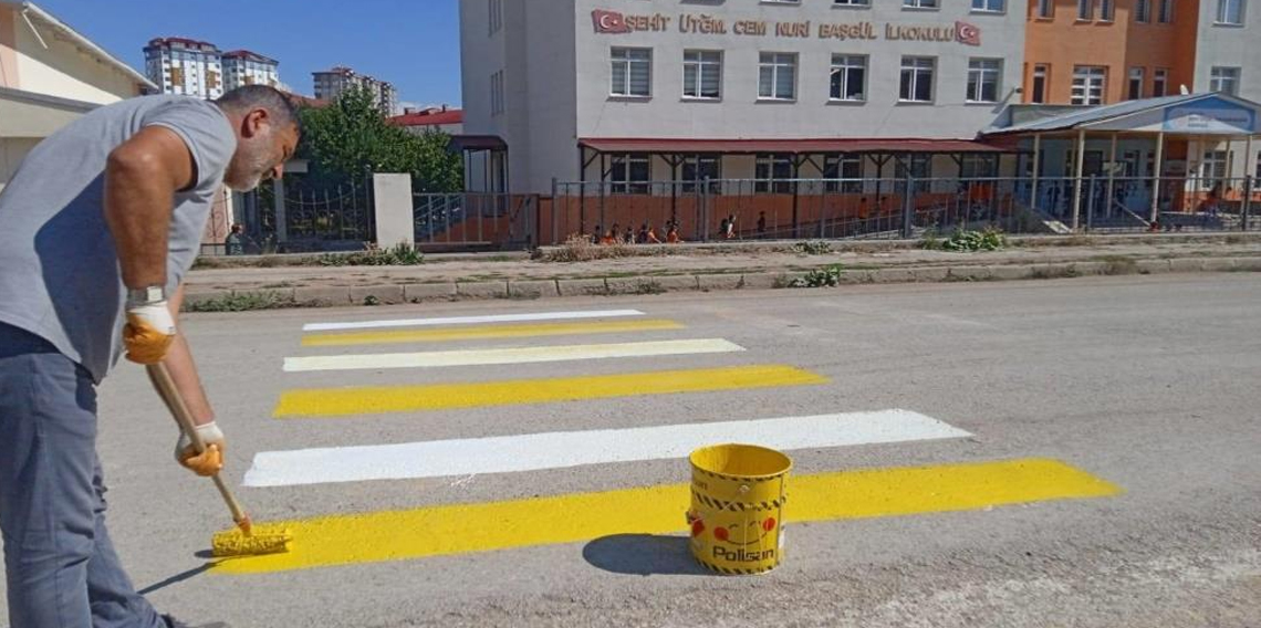 Bayburt'ta yaya geçidi çizgileri boyandı