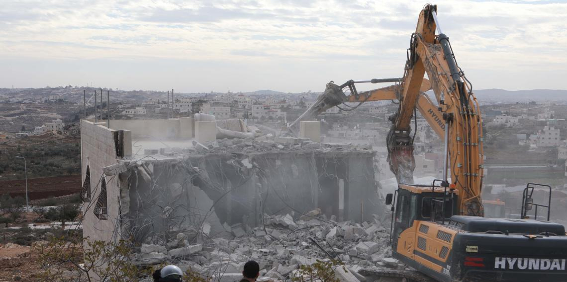 İsrail, Batı Şeria'da Filistinlilere ait bir evi yıktı