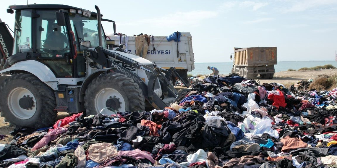 Sahile tonlarca tekstil atığının dökülme anı kamerada