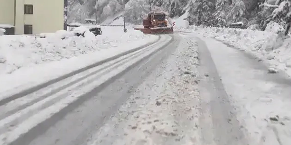 Trabzon'da kar yağışı! Karayolları ekipleri seferber oldu