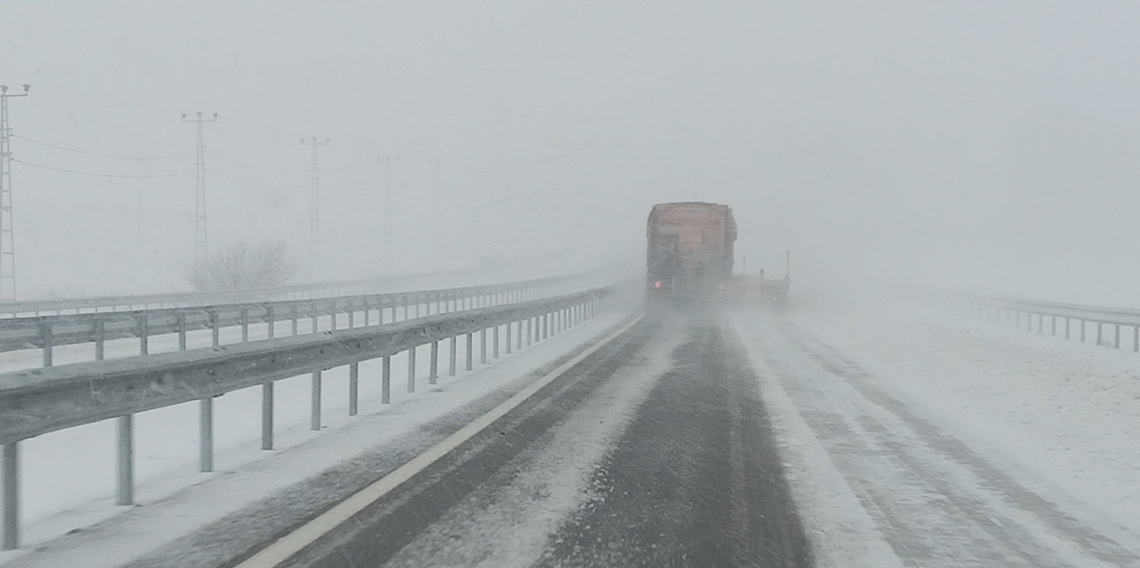 Kar köy yollarını kapattı ekipler yolları açmak için seferber oluyor